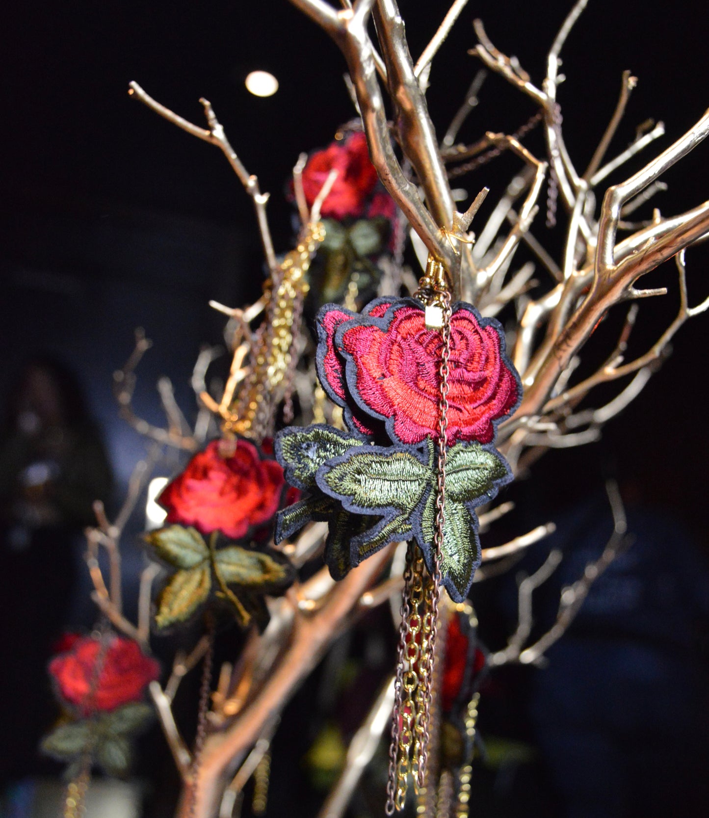 CHAIN OF ROSES